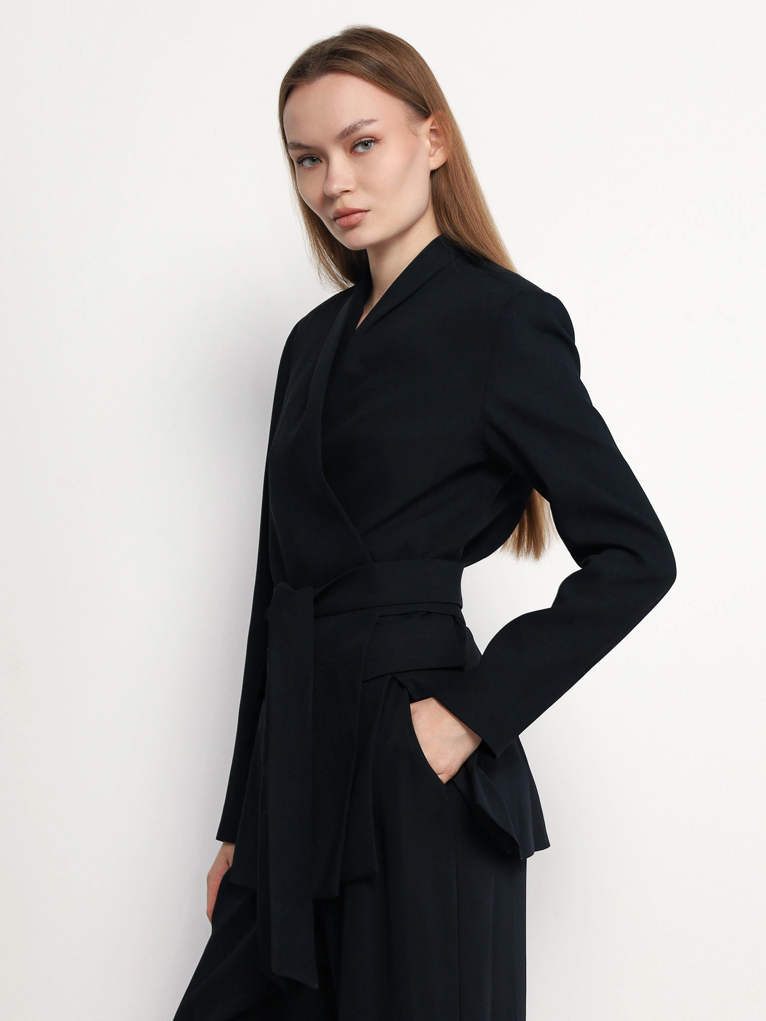 Жакет черного цвета прямого кроя с имитацией карманов